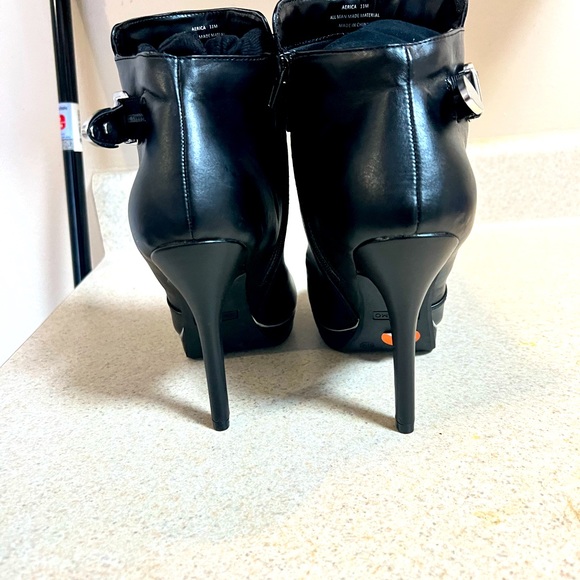Black high heel boot - Picture 2 of 5